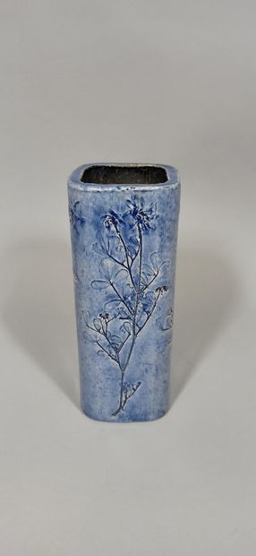 null LEDUC Raymonde (née en 1929)

Lot de quatre vases à décor de feuilles.

Grès,...