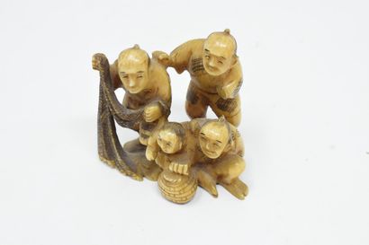null JAPON - XXème siècle

Netsuke en ivoire sculpté d'un groupe de pêcheurs 

H....