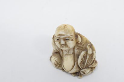 null JAPON - XXème siècle

Netsuke en ivoire sculpté d'un bouddha à l'écran 

H....