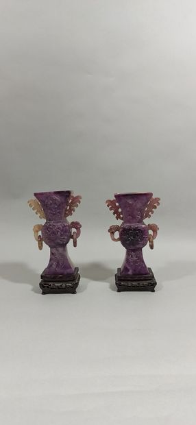 null CHINE - XXe siècle

Deux vases cornets en améthyste, à décor de lotus, les anses...