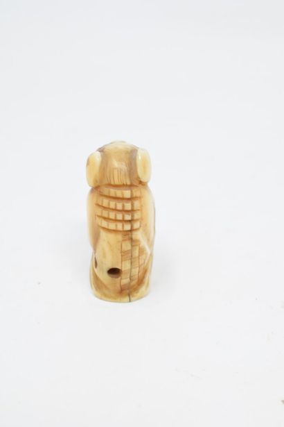 null JAPON - XXème siècle

Netsuke en ivoire d'un chien de Fô 

Fissure 

H. 4 c...