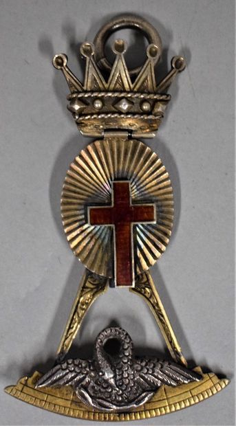 null Rose Croix knight jewel.

Nice little model. 

Silver and vermeil

H. 6.3 cm...