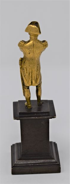 null Statuette de Napoléon en bronze doré. 

(Accident au pied droit)

Diam. : 11.8...