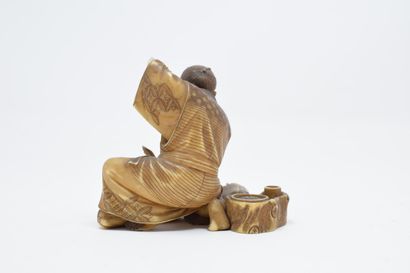 null JAPAN - 20th century

Carved ivory netsuke of a man sitting with a coloquint...