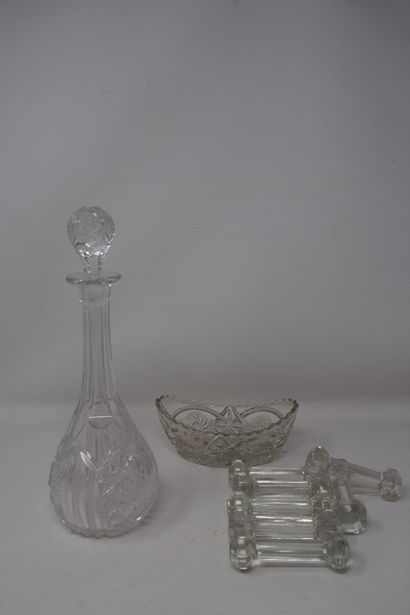 null Diamond-cut crystal liqueur decanter and its stopper. 

Height: 28 cm



A cut...