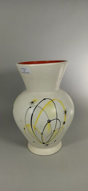 null BAUD André (1903 -1986)

Vase blanc à décor abstrait.

Terre blanche, tampon...