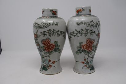 null CHINA - Late 19th century

A pair of enamelled porcelain vases in the green...