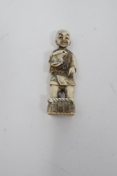 null JAPAN - 20th century

Ivory netsuke carved with a man with a rabbit 

H. 5 ...