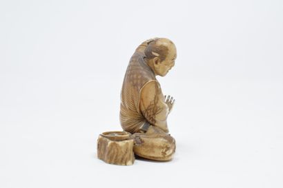 null JAPON - XXème siècle

Netsuke en ivoire sculpté d'un homme assis à la coloquinte...