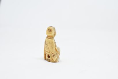 null JAPAN - 20th century

Carved ivory nestuke of a man with a fan

H. 3 cm