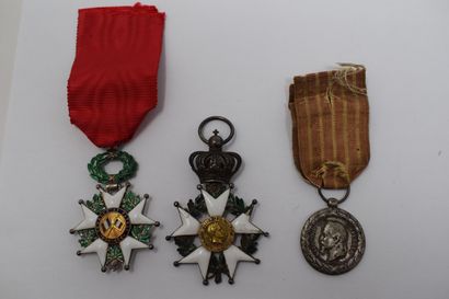 null Lot including:

1) Knight's medal of the Legion of Honor. Presidency period...