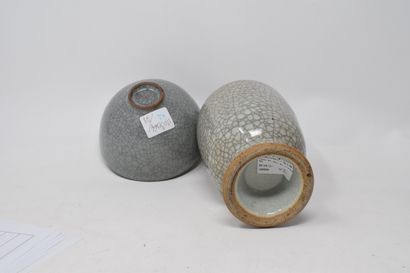 null CHINA, 20th century

Celadon porcelain bowl and vase with cracked bottom.

Neck...