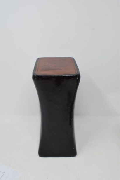 null JAPAN, 20th century

Black lacquered leather neck-rest, the sides decorated...
