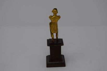 null Statuette de Napoléon en bronze doré. 

(Accident au pied droit)

Diam. : 11.8...