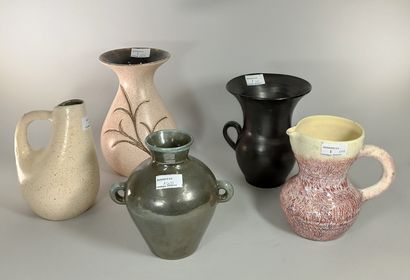 null ACCOLAY (1948 -1980)

Lot de cinq pièces dont un vase noir, vers 1950.

Terre...
