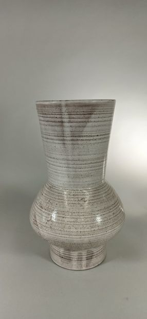 null GRANDJEAN-JOURDAN (20th century)

Large beige vase.

Vallauris clay, handwritten...