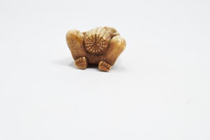 null JAPON - XXème siècle

Netsuke en ivoire sculpté d'un pêcheur au panier 

H....