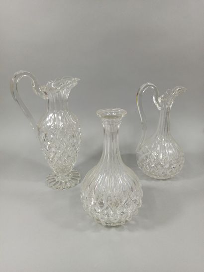 null CRYSTAL SET.

Including a pitcher (H.: 30 cm), a red wine decanter (H.: 17 cm,...