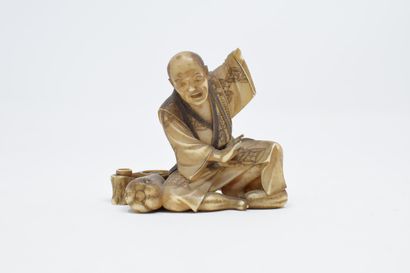 null JAPON - XXème siècle

Netsuke en ivoire sculpté d'un homme assis à la coloquinte...