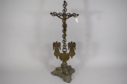 null Crucifix en bronze, deux anges et un agneau à sa base, il repose sur un support...