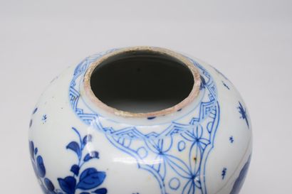 null CHINE - Vers 1900.

Vase en porcelaine de forme meiping, à décor blanc bleu...