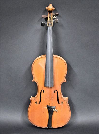 null Violon de facture allemande,

Etiquette apocryphe de Stradivarius,

354 mm

Avec...