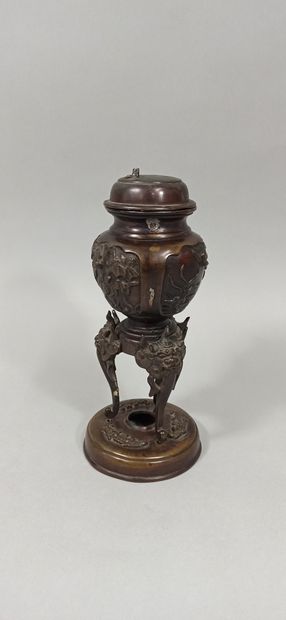 null JAPAN - MEIJI period (1868 - 1912)

A brown patina bronze incense burner, decorated...