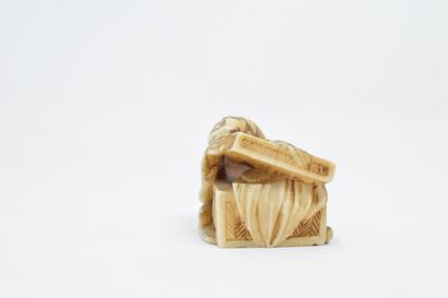 null JAPAN - 20th century

Carved ivory netsuke of a man with a basket of laundry...