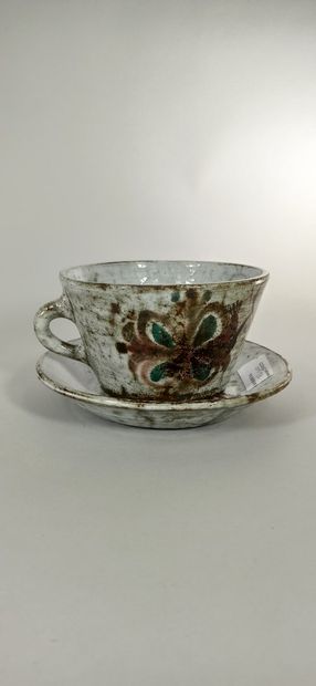 null DERVAL Jean (1925 - 2010)

Cup and saucer with flowers.

Vallauris clay, handwritten...