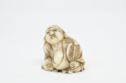 null JAPON - XXème siècle

Netsuke en ivoire sculpté d'un bouddha à l'écran 

H....