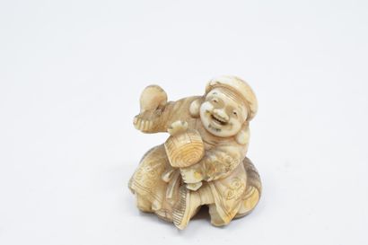 null JAPON - XXème siècle

Netsuke en ivoire sculpté d'un homme au maillet assis...
