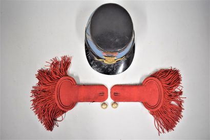 null Set of a St-Cyr student including :

Traditional shako

Pair of red woolen epaulets...