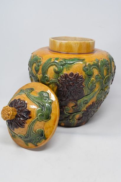 null CHINA - 20th century

Covered stoneware jar with foliage and flowers decoration...