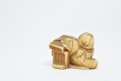 null JAPON - XXème siècle

Netsuke en ivoire sculpté d'un homme à la panière de linge...