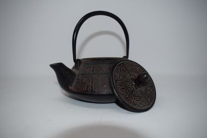 null CHINA

Cast iron teapot decorated with geometrical patterns.

H. 15cm.

Wear...