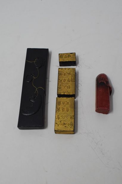 null CHINA, 20th century

Ink sticks with calligraphy decoration.

One damaged.