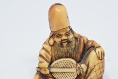 null JAPAN - 20th century

Ivory netsuke carved with a man with a screen

H. 4 c...