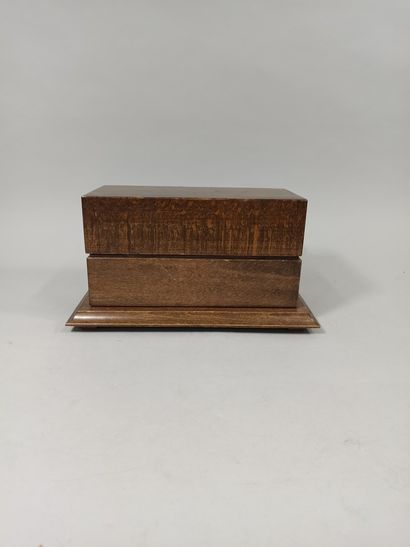 null Marine telephone with dial in its wooden case 

31x17cm

Veneer skip and ox...