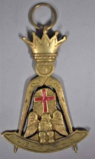 null Bijou de chevalier Rose Croix.

Bronze et émail.

XIXe siècle.

H. : 9.8 cm...