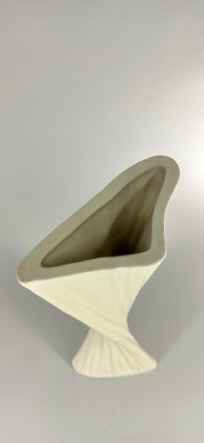 null CAPRON Roger (1922 - 2006)

White helicoidal vase.

White clay, handwritten...