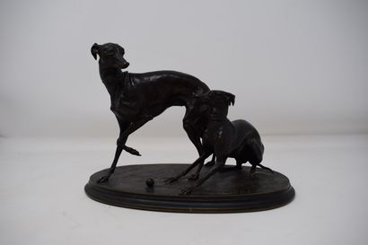 null 
MÈNE Pierre-Jules (1810-1879)
Levrette et son chien jouant à la balle,
bronze à patine brune...