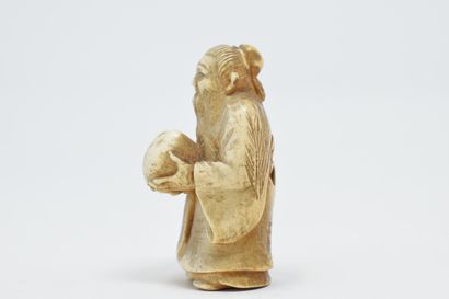null JAPAN - 20th century

Carved ivory nestuke of a man with a coloquint 

H. 3...