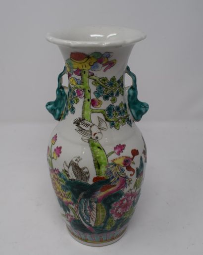 Vase en porcelaine polychrome à décor d'...