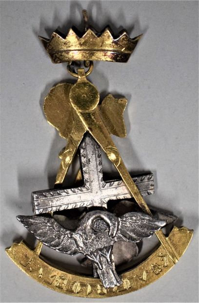 null Jewel of knight Rose Cross.

Pelican with a rose.

Gilded metal and silver.

20th...