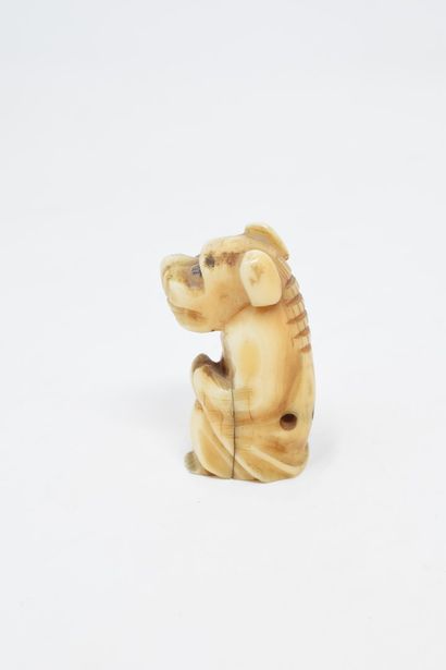 null JAPON - XXème siècle

Netsuke en ivoire d'un chien de Fô 

Fissure 

H. 4 c...