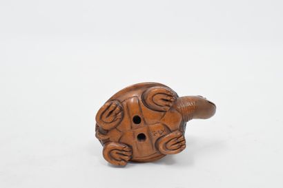 null JAPAN - 20th century

Two wooden netsuke representing two turtles, on one of...