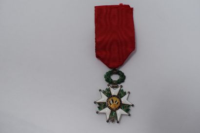 null Lot comprenant:

1) Médaille de chevalier de la Légion d'honneur. Epoque Présidence...