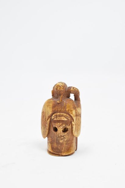 null JAPAN - 20th century

Ivory netsuke carved with a man with a screen and a stick

H....