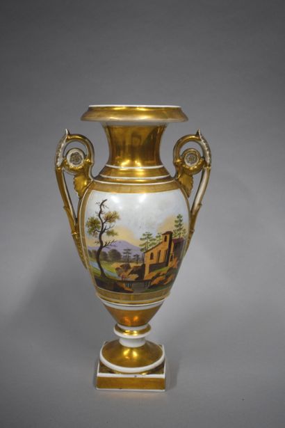 null Paris XIXe 

Vase en porcelaine de forme Médicis à décor d'un grognard prêtant...