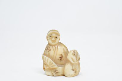 null JAPAN - 20th century

Carved ivory nestuke of a man with a fan

H. 3 cm